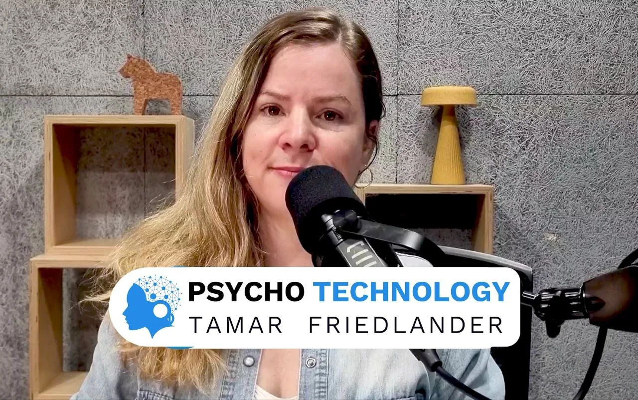 תמר פרידלנדר מקליטה עם מיקרופון לפודקאסט פסיכוטכנולוגיה